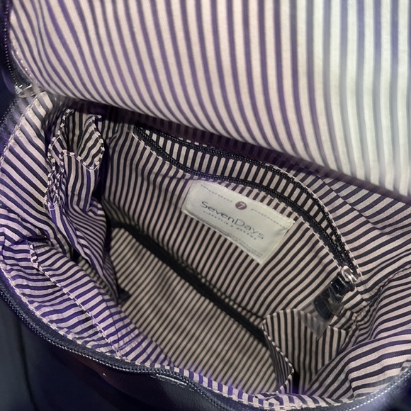 The zipper form the left side is stuck and can’t zip / unzip. - Picture 3 of 3